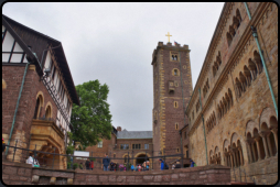 Blick von der Zisterne zum Bergfried mit Kreuz