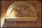 Tympanum Relief im Rittersaal