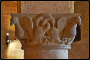 Sule mit Adlerkapitell im Rittersaal
