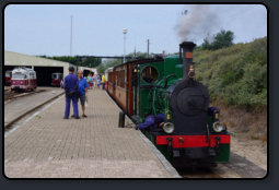 Historische Schmalspurbahn  abfahrbereit am Bahnsteig