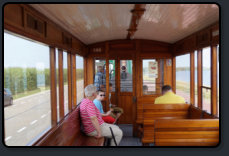 Im historischen Waggon der Schmalspurbahn