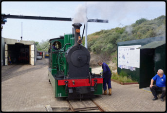 Wasser wird aufgefllt bei der historischen Dampflokomotive