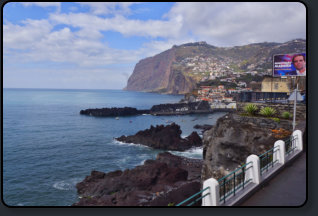 Blick ber Cmara de Lobos zum Aussichtspunkt Cabo Girao