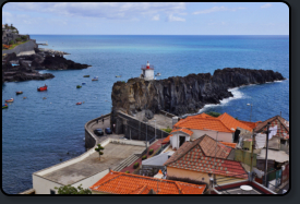 Blick auf die Felsen und Leuchtturm am Hafen von Cmara de Lobos