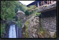 Wasserfall hinter dem Restaurant Ribeiro Frio an der ER103