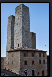 Die Doppeltrme "Rorri dei Salvucci" von der Piazza Duomo aus gesehen