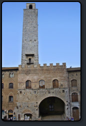 Der Turm "Torre Grassa" von der Piazza Duomo