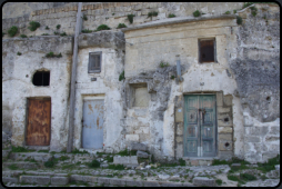 Eingnge zu Hhlenwohnungen in Sasso Caveoso