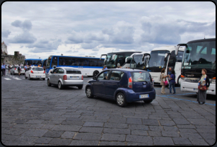 Busse auf dem Parkplatz am Hafen