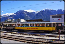 Ein Aussichtswagen der Albulabahn im Bahnhof von Thusis
