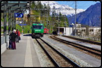 Die Albulabahn fhrt in den Bahnhof von Thusis ein