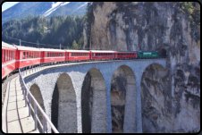 Die Albulabahn auf dem Landwasser-Viadukt