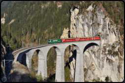 Die Albulabahn auf dem Landwasser-Viadukt