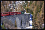 Die Albulabahn auf einem Viadukt bei Preda