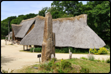 Menhir vor Htten im Gallischen Dorf (Village Gaulois)