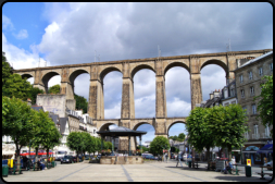 Blick vom "Place des Otages" auf das Eisenbahnviadukt in Morlaix