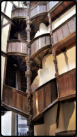 Geschnitzter Eichenstamm, der die Treppe im Herzogin Anne Haus hlt