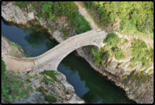 Die Teufelsbrcke (Pont du Diable) vom Aussichtspunkt am Stellplatz