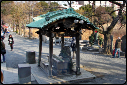 Am Benzaiten-Schrein im Ueno-Park