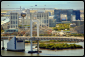 Blick vom Tokyo Tower auf die Rainbow Bridge und Fuji-TV-Building