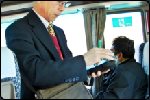 Bezahlung im Bus beim Reisefhrer