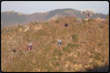 Die Hakone Ropeway ber dem Owakudani Tal