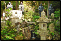 Steinlaterne und Buddha-Figuren im Mitaki Temple