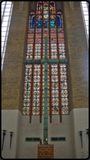 Gedenksttte vor Buntglasfenster in der St.-Marien-Kirche