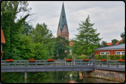 Blick vom alten Hafen zur St. Johanniskirche