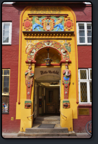 Eingangsportal der Raths-Apotheke in der "Großen Bäckerstraße"