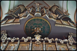 Blick von unten auf die Orgel