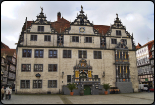 Blick vom Markt auf das Rathaus