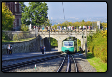 Einfahrt der Zahnradbahn in den Bahnhof Schloss Drachenburg