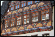 Am Haus Schfer tragen die vorkragenden Obergeschosse reiche Ornamentschnitzereien im Stil der Weserrenaissance