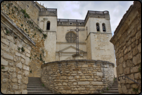 Blick auf die Kirche "Collgiale Saint-Sauveur"
