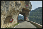 Die D942 fhrt entlang der Nesque-Schlucht (Georges de la Nesque) durch einen kleinen Tunnel