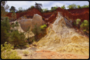 Durch Erosion freigelegte ockerfarbener Sandstein