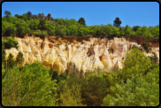 Durch Erosion freigelegte ockerfarbener Sandstein