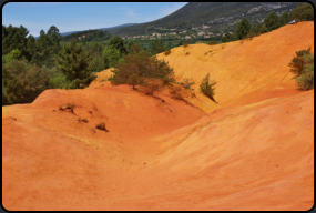 Ockerfelsen im Bereich der "Sahara"