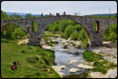 Die rmische Steinbogenbrcke "Pont Julien"