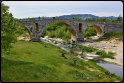 Die rmische Steinbogenbrcke "Pont Julien"