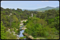 Blick vom Aussichtspunkt  auf den Flulauf der "Le Calavon"