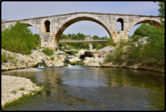 Die rmische Steinbogenbrcke "Pont Julien"