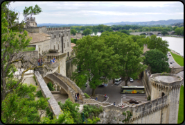 Die Stadtmauer zwischen dem Rocher des Doms und der Brcke "Pont Saint-Bnzet"