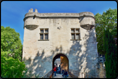 Das Brckentor der Stadtmauer zur "Pont Saint-Bnzet"