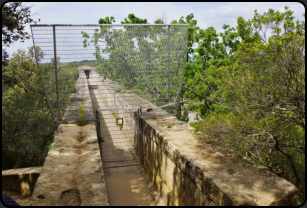 Blick in den Wasserkanal des Viaduct "Pont-du-Gard"