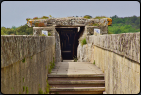 Blick in den Wasserkanal des Viaduct "Pont-du-Gard"