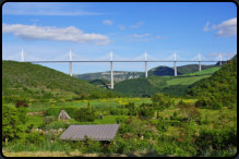 Blick von Peyre auf das Viaduct von Millau am Morgen