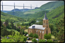 Blick ber die Kirche von von Peyre auf das Viaduct von Millau