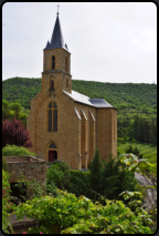 Ansicht der Pfarrkirche von Peyre